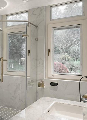 呵，谁家能用五颜六色的窗户？看着还真是怪————好看的呢