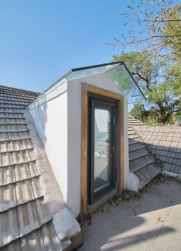 窗外来处，窗内归途。