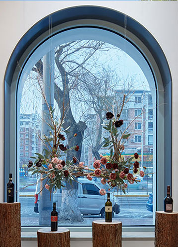 爱，在窗前。