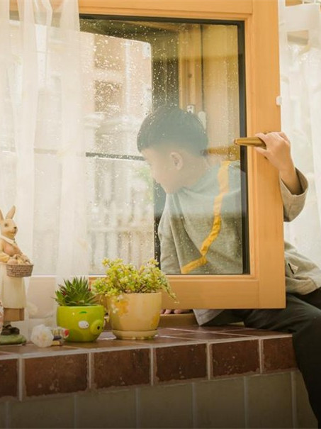 2岁女童头卡防盗窗，家长须知：孩子的居家安全究竟该如何守护？